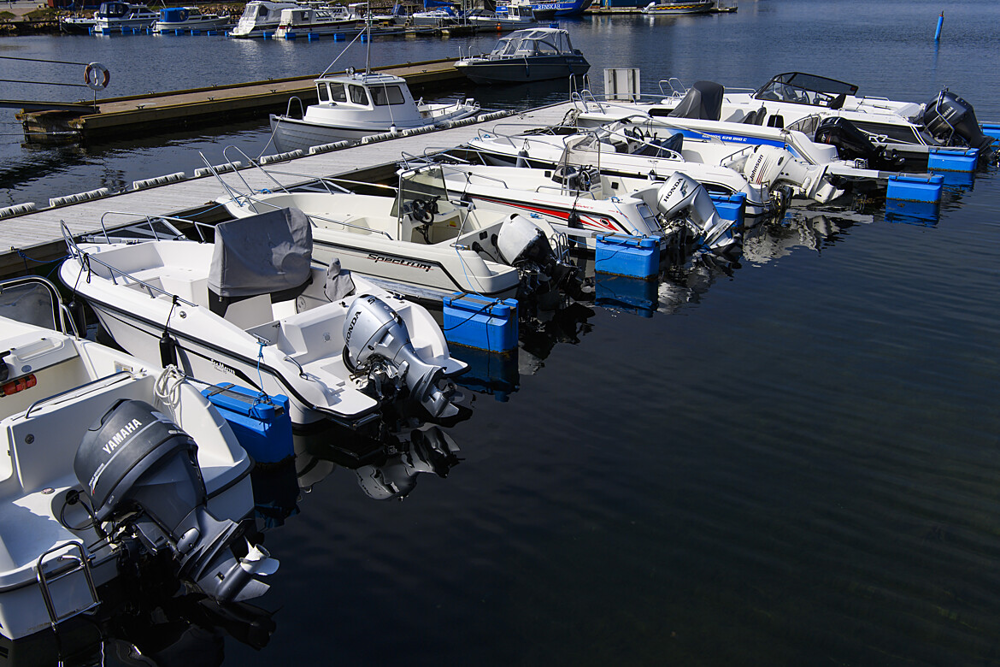Båtar som ligger vid en hamn