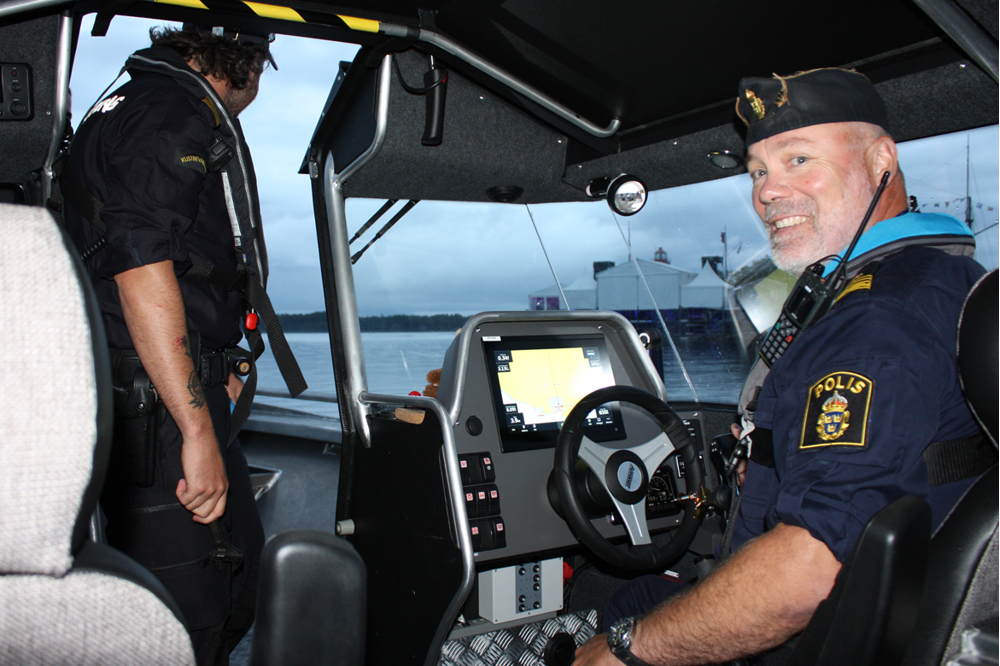 Hans Meldgaard sitter i lokalpolisområde Nordupplands polisbåt.