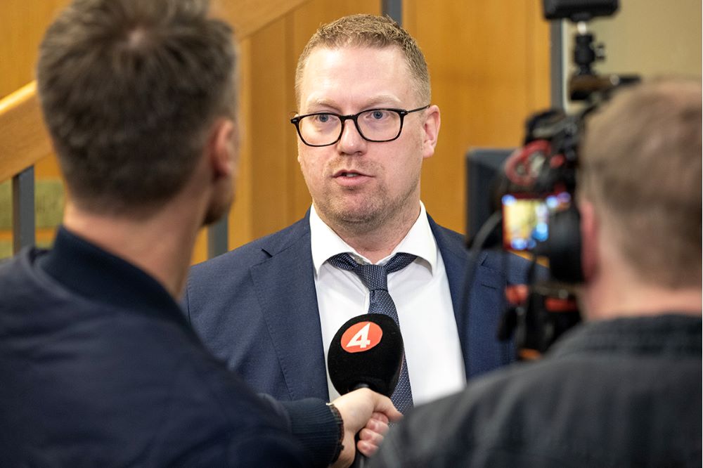 Daniel Veivo Pettersson, chefsåklagare vid åklagarkammaren i Uddevalla, intervjuas av TV4.