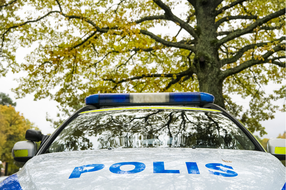 En polisbil sedd framifrån. På huven står POLIS.