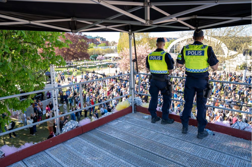 Polisen bevakar festligheterna i Eurovillage i Folkets Park i Malmö.