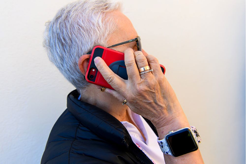 Pensionär som pratar i mobiltelefon.