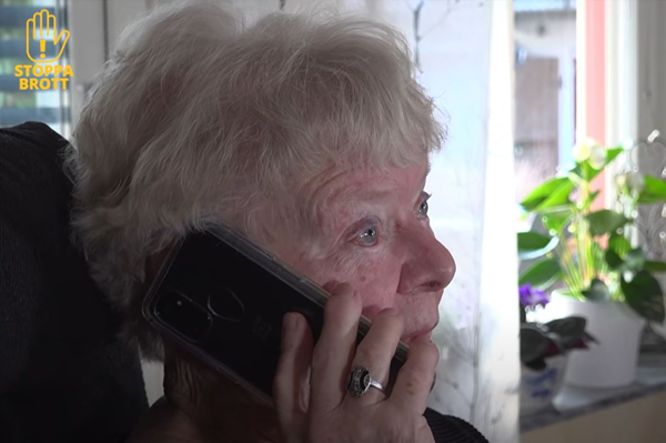 Äldre kvinna som pratar i telefon.