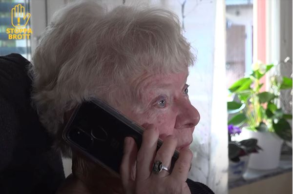 Äldre kvinna som pratar i telefon.