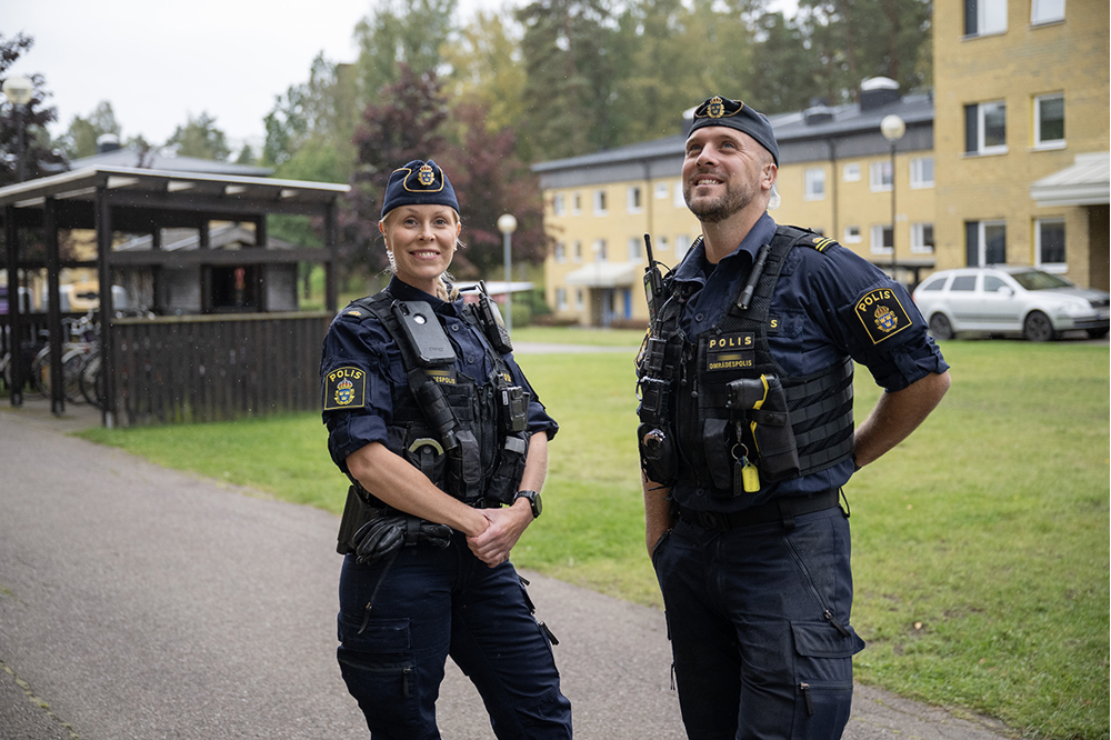 Ett fotografi av två uniformsklädda poliser i ett bostadsområde.