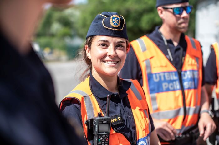 Två poliser med orangea västar