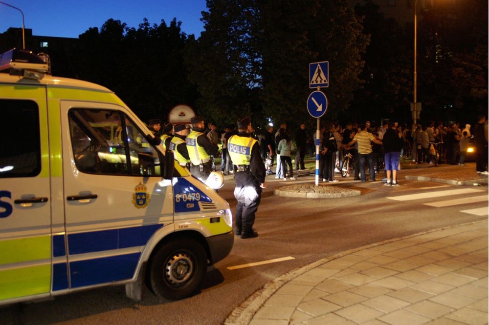 Kvällsbild med poliser och demonstranter
