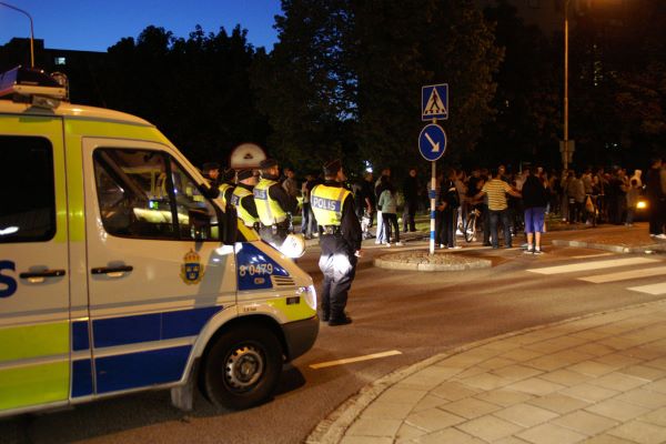 Kvällsbild med poliser och demonstranter