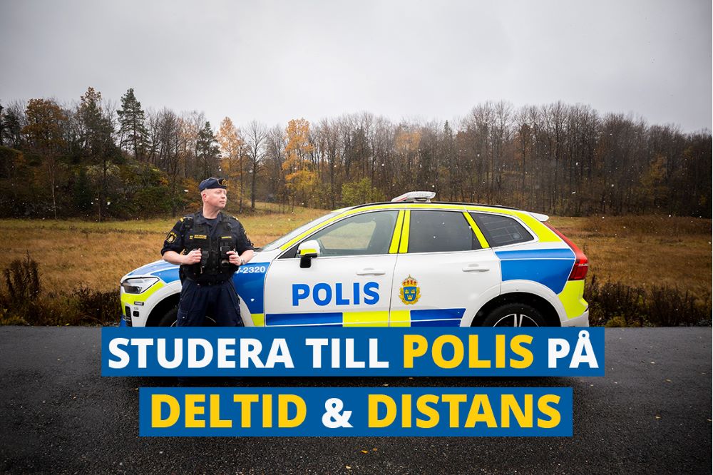 Foto av en polis i uniform, framför en polisbil och naturmiljö i höstfärger. På bilden ligger texten: studera till polis på deltid och distans.