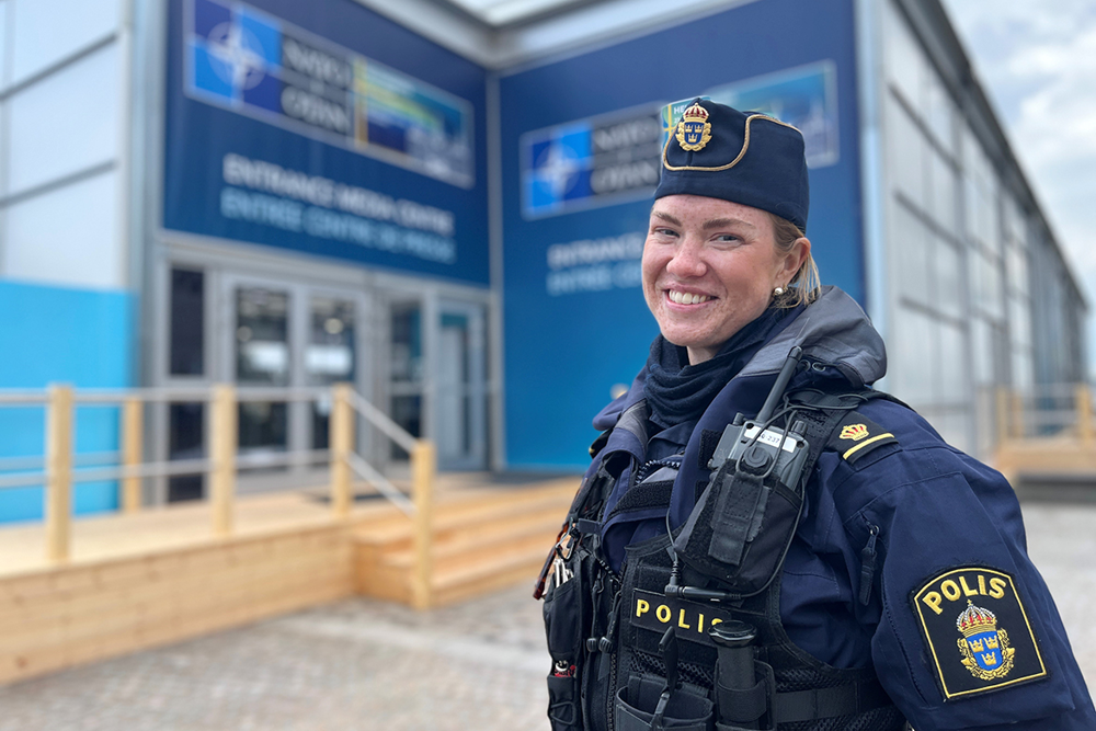 Uniformerad polis framför lokal för Natomöte.