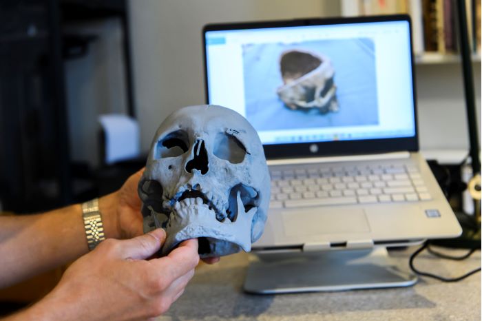 Plastkopian av kraniet, som har skrivits ut med en 3D-skrivare.