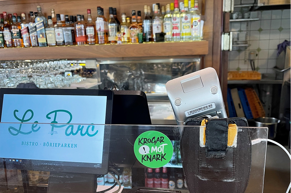 Baren på Le Parc där dekal Krogar mot knark är uppsatt.