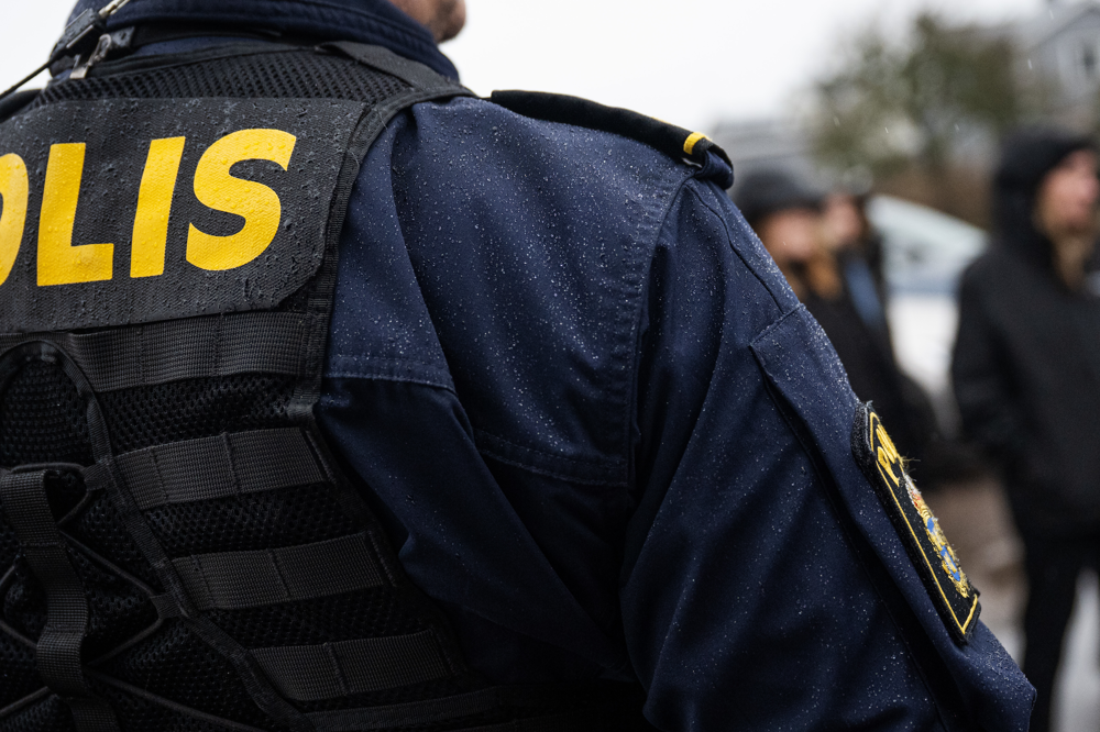 Gengrebild: Ryggtavla på uniformerad polis.