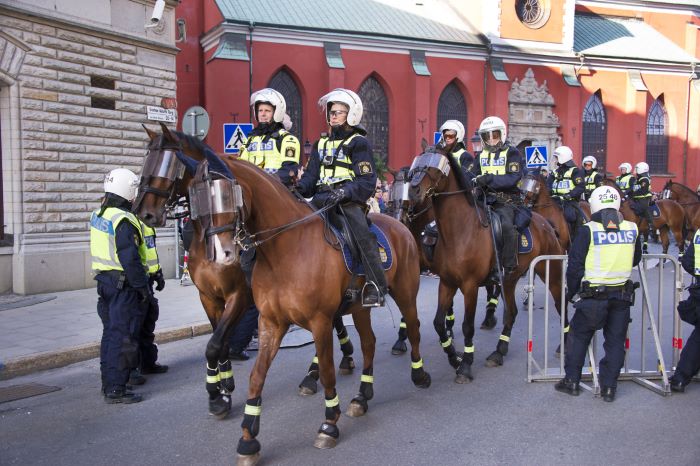 Poliser till häst vid demonstration