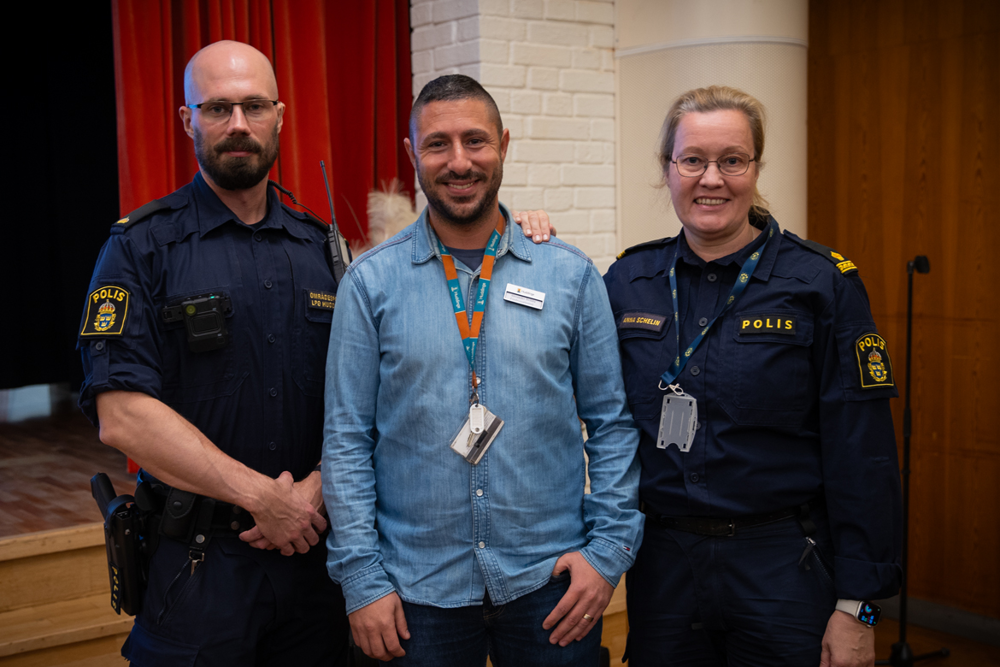 Foto på Anton Lindberg Lundmark, områdespolis i lokalpolisområde Huddinge, Alexander Drikha, gruppledare för förebyggarteamet i Huddinge kommun, och Anna Schelin, kommunpolis i lokalpolisområde Huddinge.