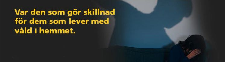 Skuggad person som höjer sin hand i ett slag mot utsatt