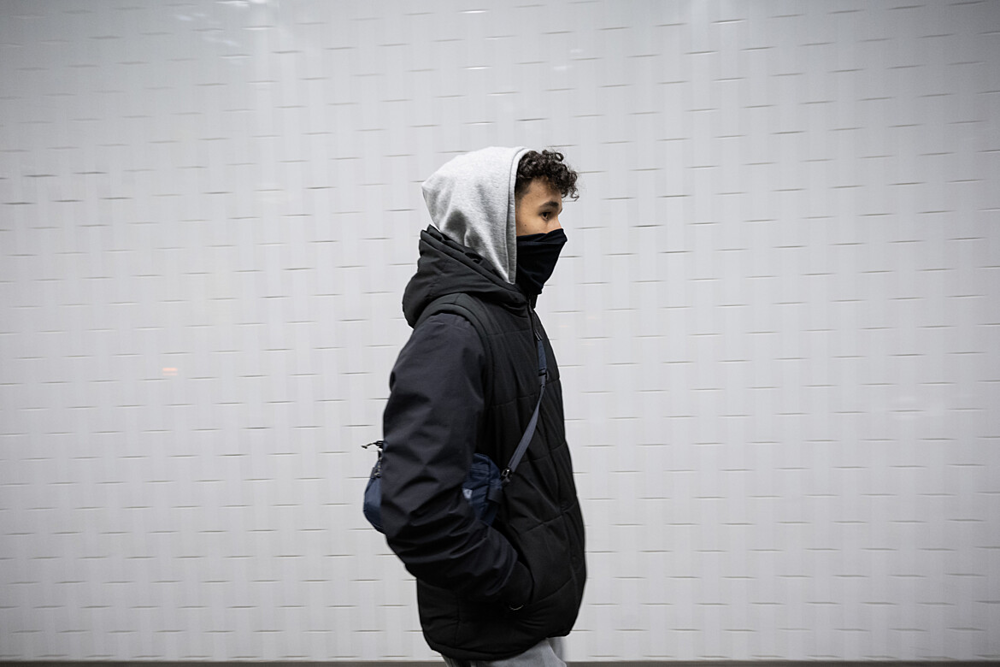 En ung kille står i en tunnelbana station med luva och ansiktet täckt med svart tyg.  Om du klickar på bilden kommer du in till sidan som handlar om barn i kriminella nätverk.