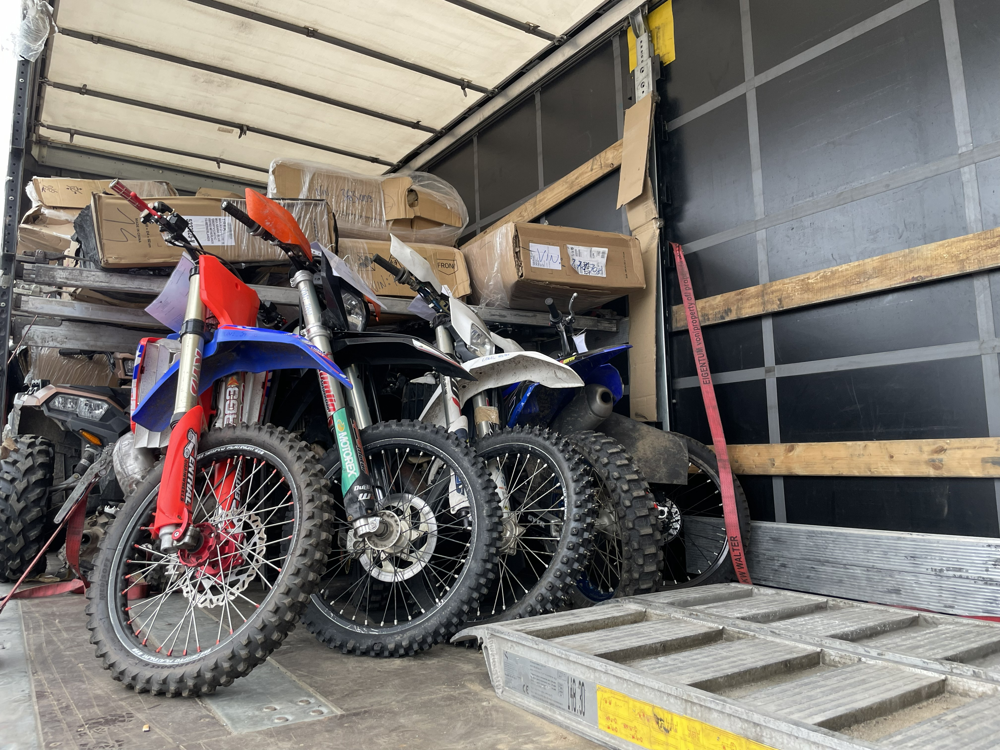 Motorcrosscyklar på ett lastbilsflak.