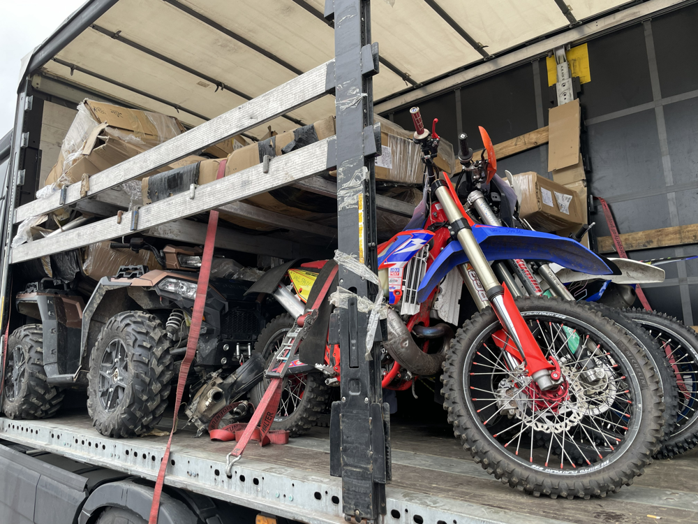 Motorcrosscyklar på ett lastbilsflak.