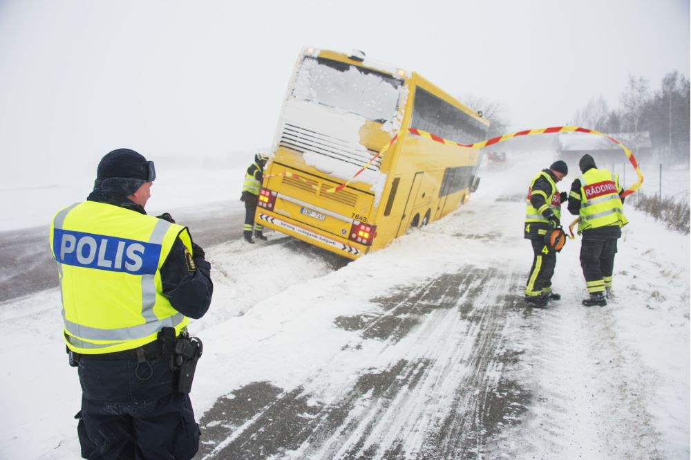 Vinter. Buss som kört i diket