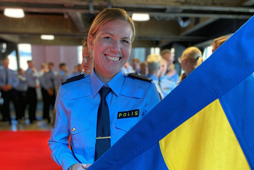 Fotografi som visar en av fanbärarna i avslutningsceremonin.