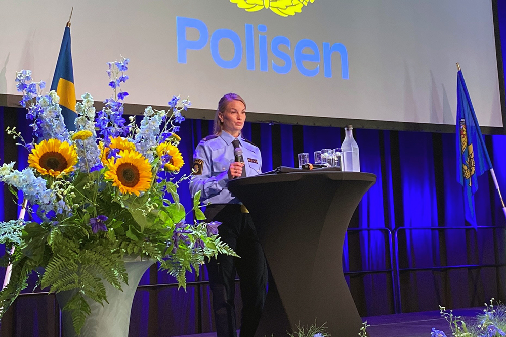 En av de nya poliserna håller tal under avslutningsceremonin.