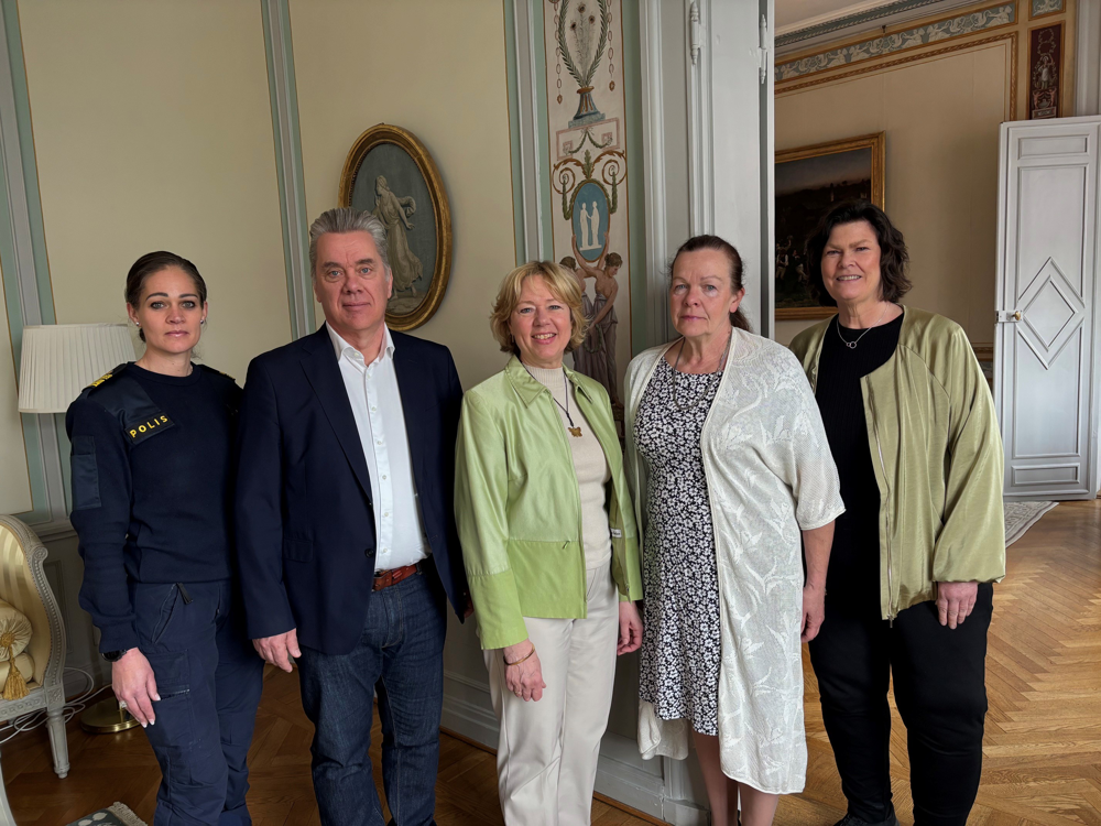 Fem personer, fyra kvinnor och två män. Står bredvid varandra. Kommer från olika verksamheter.