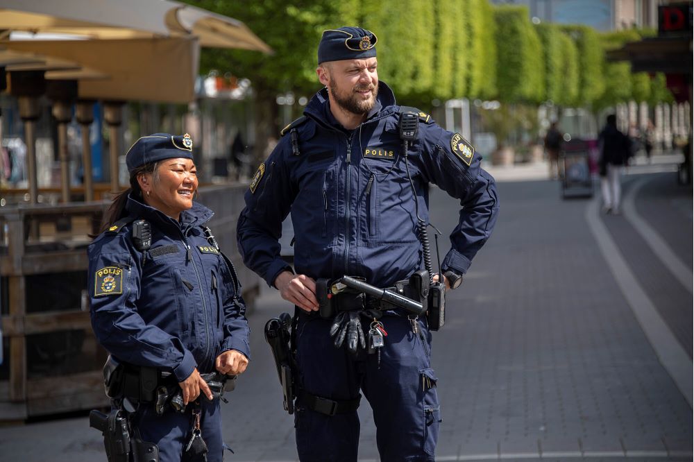 Två poliser på gata i Trelleborgs centrum