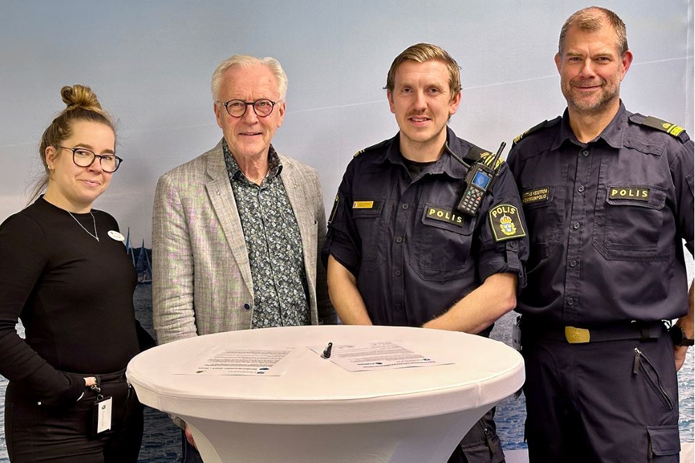 Fyra personer, varav två företrädare för Oxelösunds kommun och två för Polismyndigheten står framför ett bord. På bordet ligger samverkansöverenskommelsen som just har signerats.