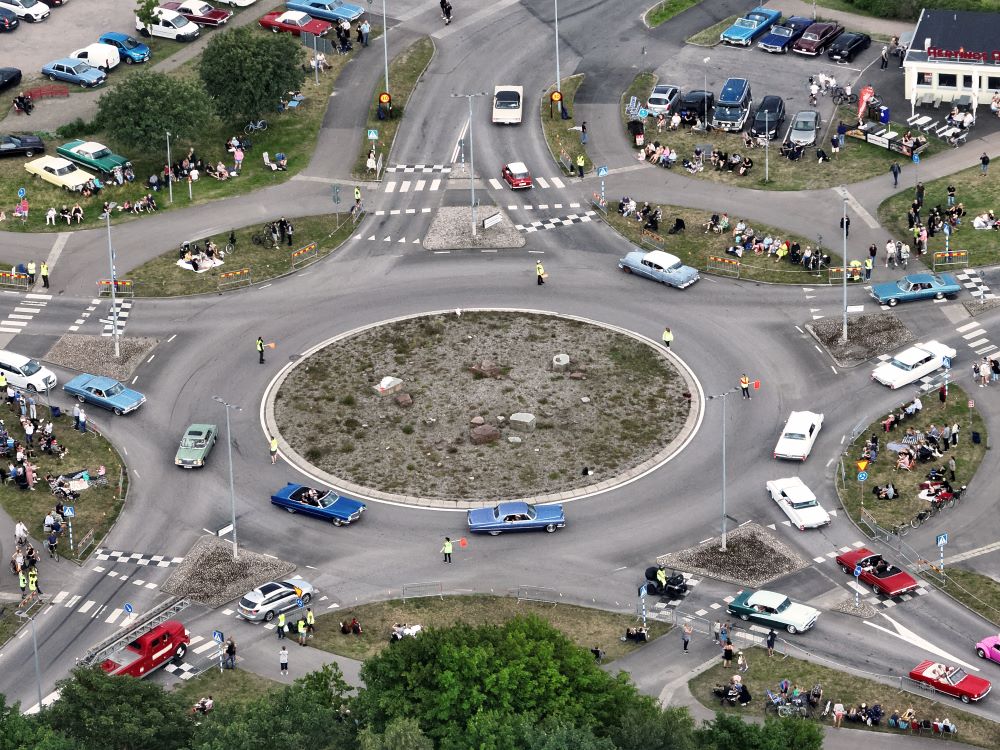 en rondell med bilar
