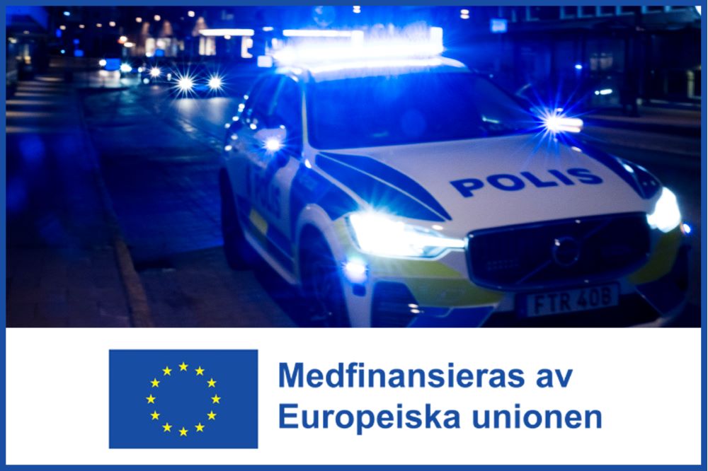 Bilden visar en polisbil med blåljusen påslagna på en gata. Under bilden finns EU:s flagga samt texten "Medfinansieras av Europeiska unionen".