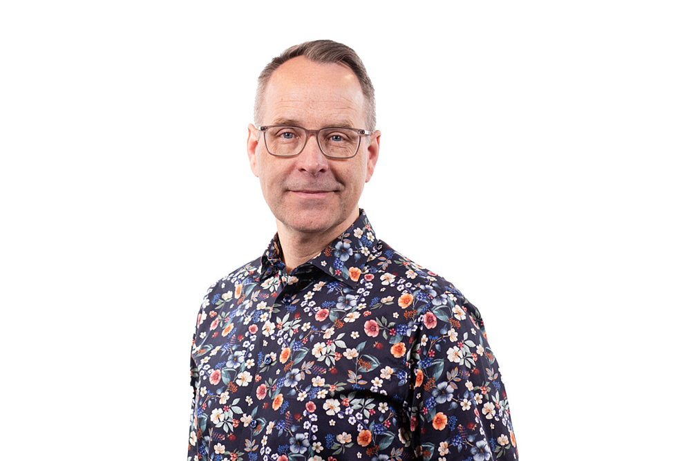 Man i skjorta mot vit bakgrund