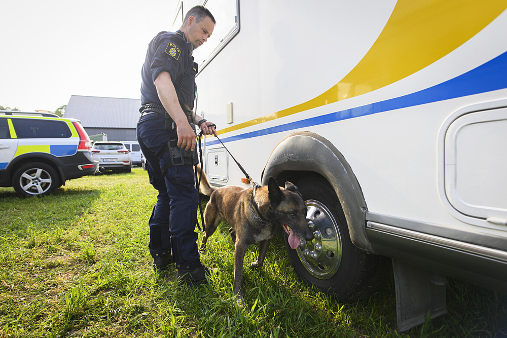 Polis och polishund vid husbil. 