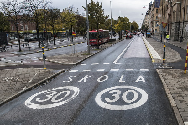 Asfalterad väg med hastighetstext "30" på.