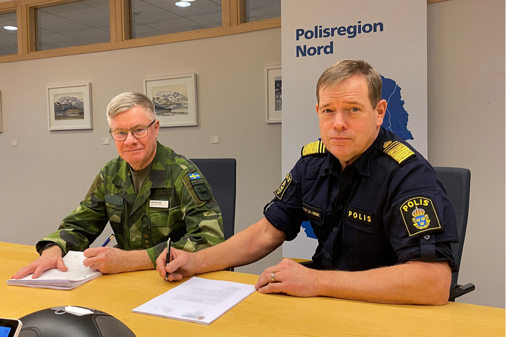 Bilden visar överste Lars Karlsson, chef för Norra militärregionen och Micael Säll Lindahl, regionpolischef när de undertecknar den uppdaterade försvarsplaneringen.