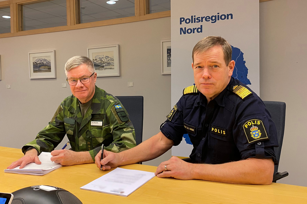 Bilden visar överste Lars Karlsson, chef för Norra militärregionen och Micael Säll Lindahl, regionpolischef när de undertecknar den uppdaterade försvarsplaneringen.