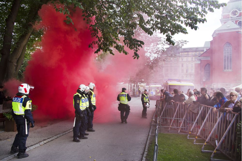 Poliser och bengalisk eld vid motdemonstration