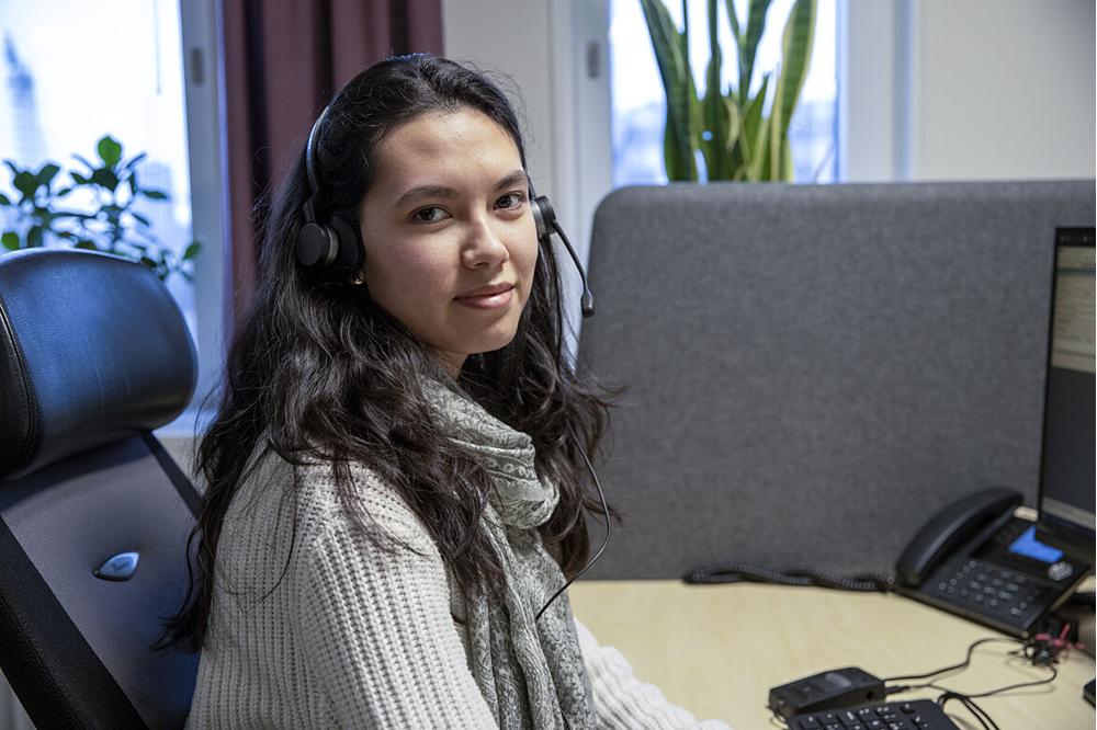 Operatör som arbetar i telefonväxeln, med hörlurar på öronen.
