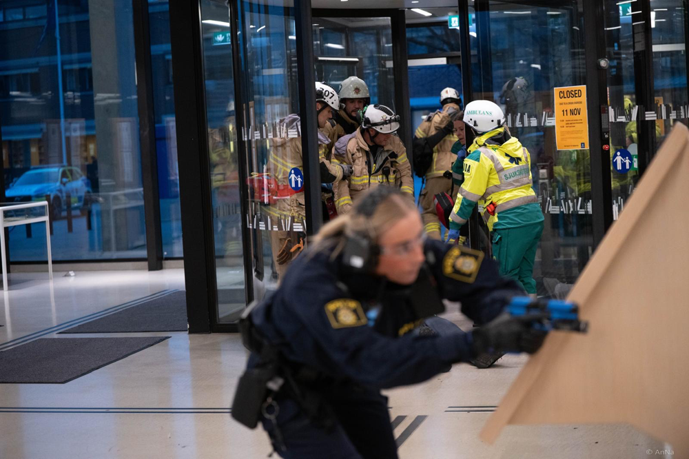 Bild från övning med polis, räddningstjänst och ambulans på Humanisten i Göteborg.