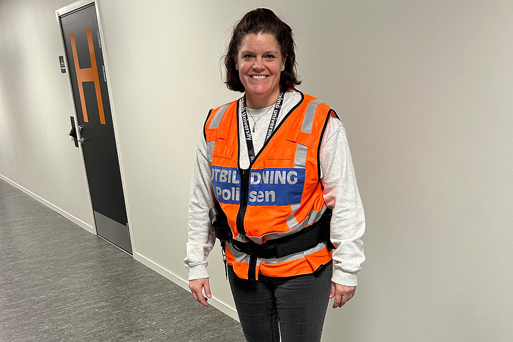 Marie, iklädd reflexväst med texten "utbildning - polisen".