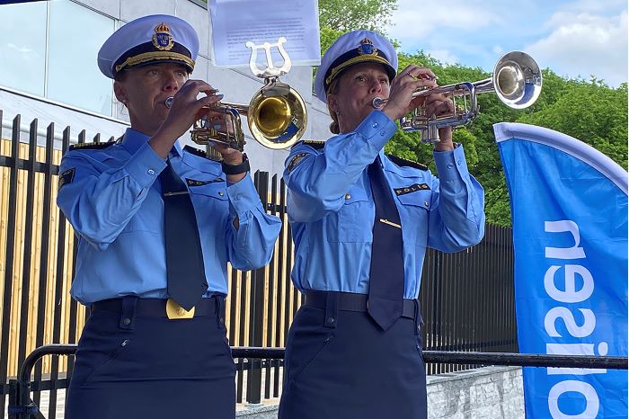 Två poliser spelar trumpet.