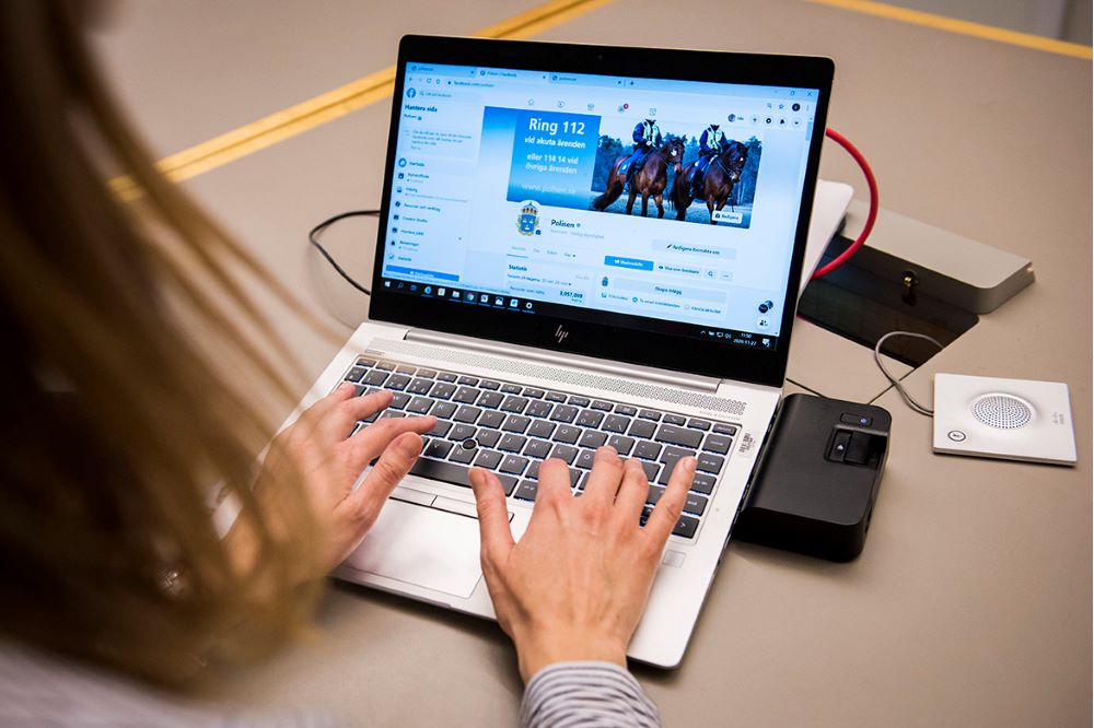 Kvinna surfar på Facebook med laptopdator