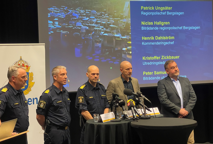 Niclas Hallgren, biträdande regionpolischef, Henrik Dahlström, kommenderingschef, Patrick Ungsäter, regionpolischef, Kristoffer Zickbauer, utredningsledare, och Peter Samuelsson, biträdande utredningsledare, under den avslutande pressträffen.
