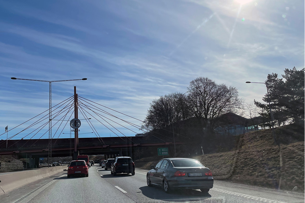 Fotografi som visar bilkö på E4 vid affärscentrumet Asecs i Jönköping.