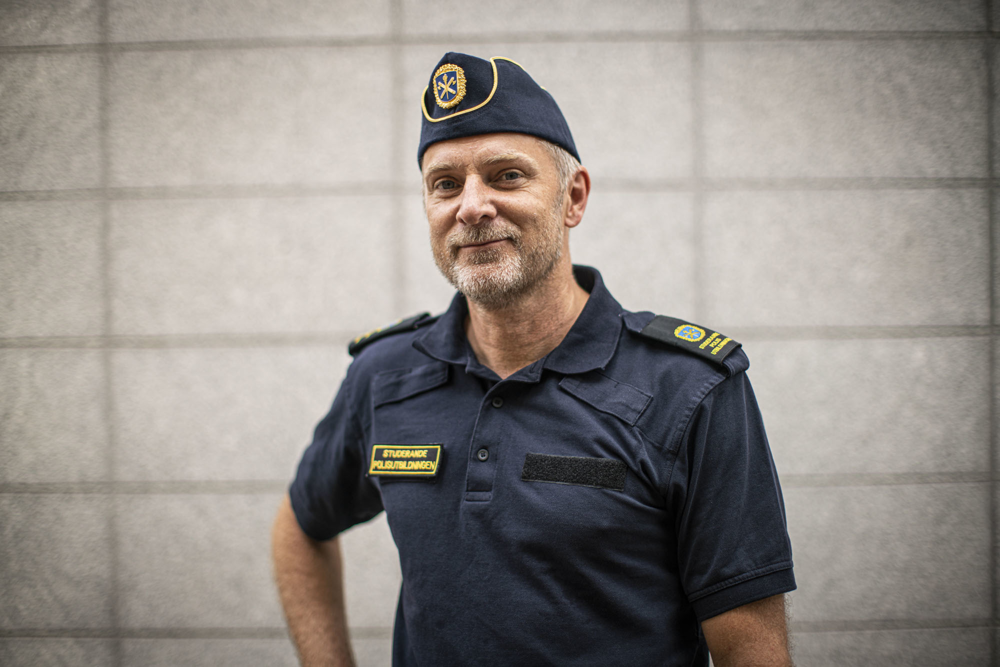 Polisen Johan som står framför en vägg