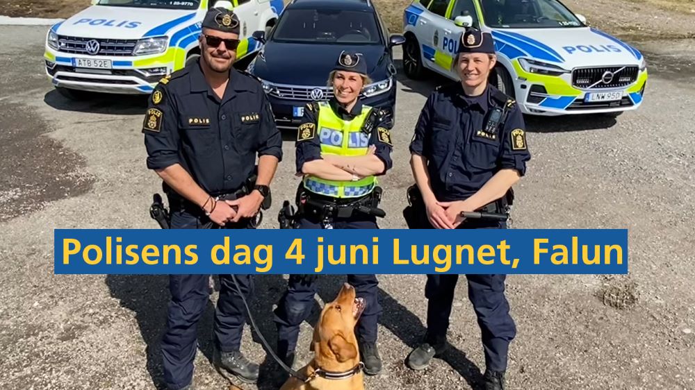 Fotografi av tre poliser och en hund framför tre polisbilar. Utomhus. Bilden har texten "Polisens dag 4 juni Lugnet, Falun"