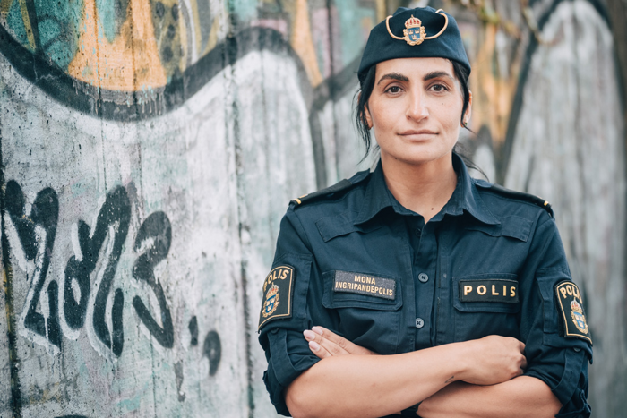 Bild på Mona framför en vägg