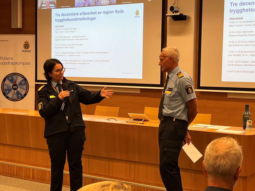 Regionpolischef och biträdande regionpolischef samtalar framför en scen.