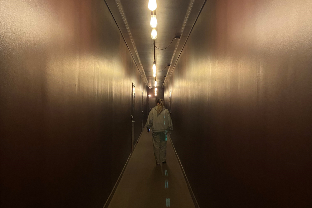 Bild på ödslig korridor i samband med sexköpsinsats.