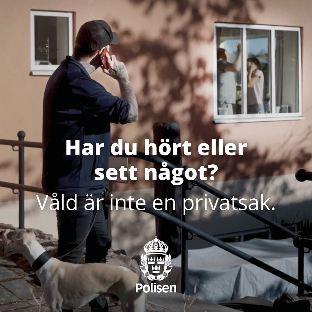 Man med hund som ringer i mobiltelefon